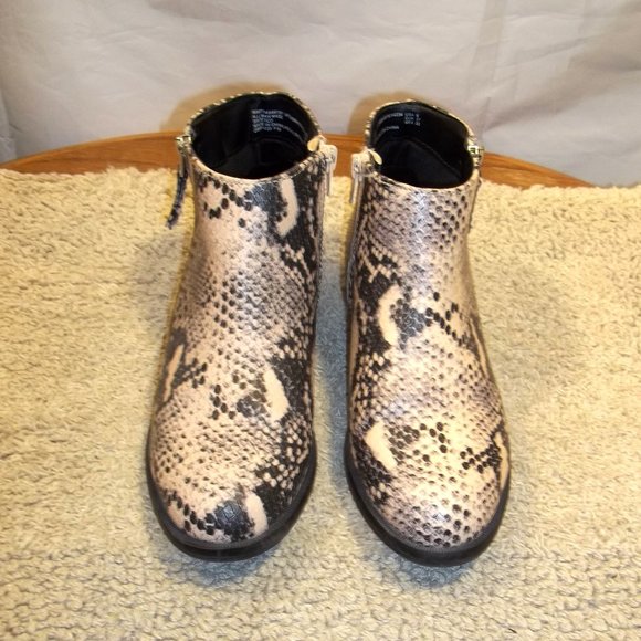 Time And Tru Women Ankle Boots Size 6 Snake Skin Zippers Memory Foam Cream Black - Picture 3 of 7